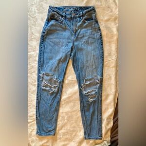 American Eagle Mom jeans 2 Short Light Blue. AE Ripped